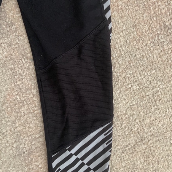 ATHLETA cropped capri leggings with black and white pattern and pockets sporty - Picture 9 of 9